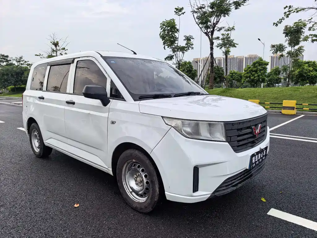 Wuling Hongguang Plus PLUS 2020 1.5L MT 5 мест
