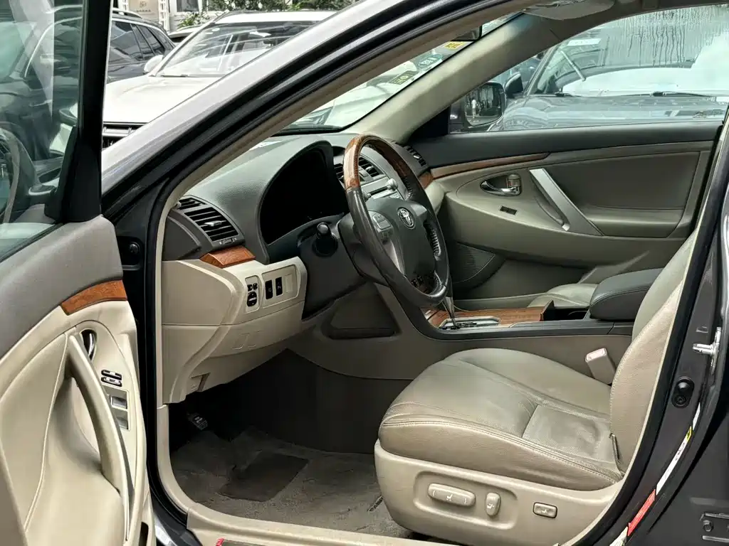 Toyota Camry — миниатюра 5