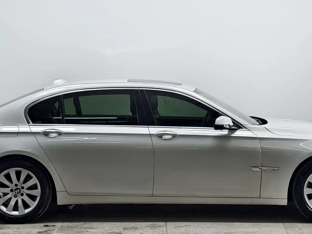 BMW 7 Series — миниатюра 7