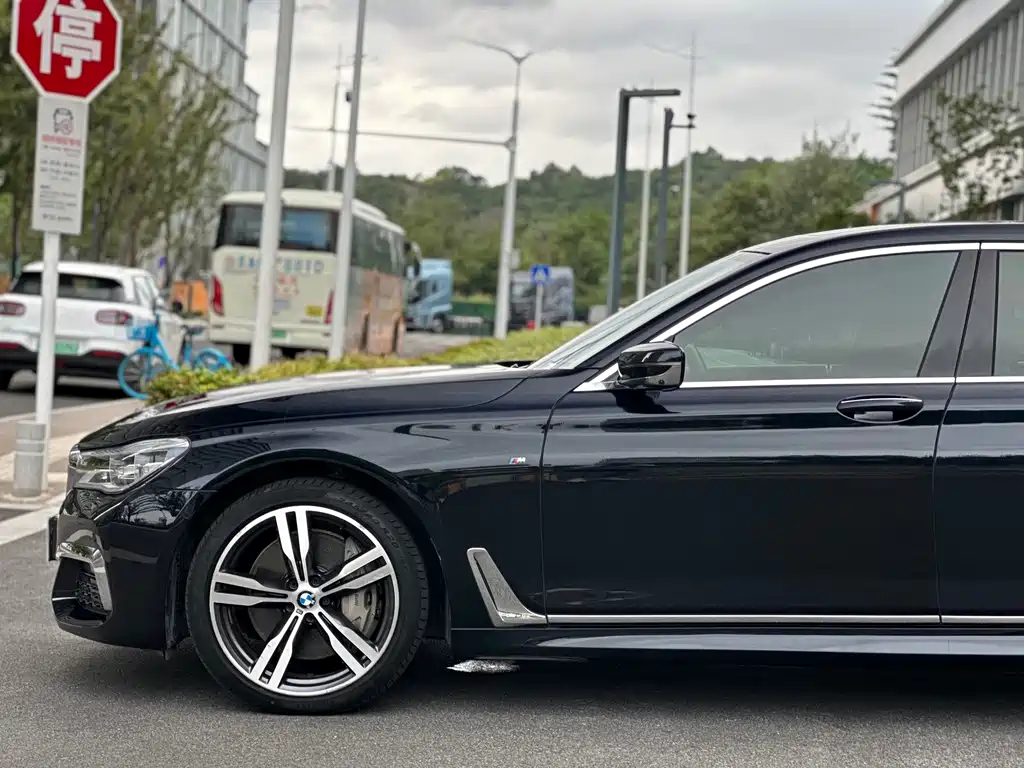 BMW 7 Series — миниатюра 43