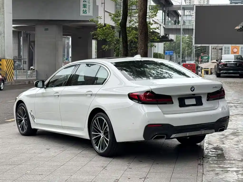 BMW 5 Series — миниатюра 6