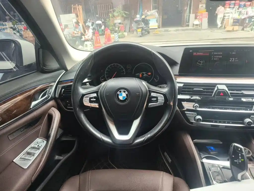 BMW 5 Series — миниатюра 3