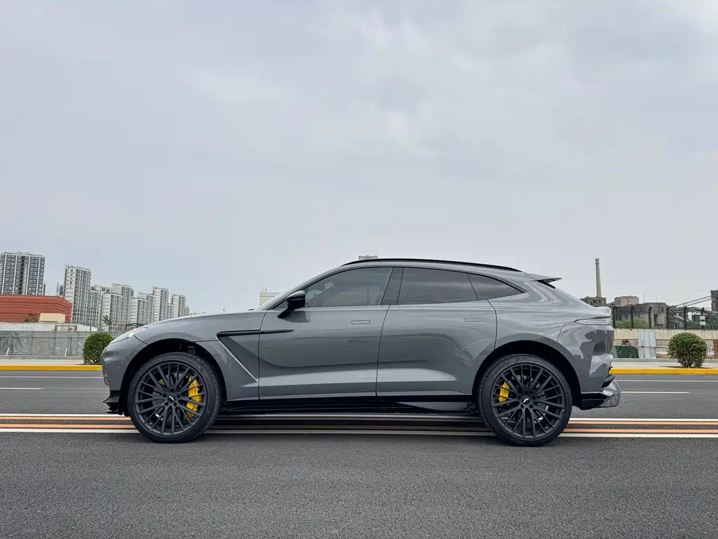 Aston Martin DBX 2025 4.0T V8 707