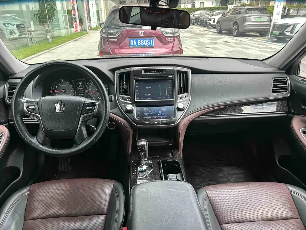 Toyota Crown — миниатюра 8
