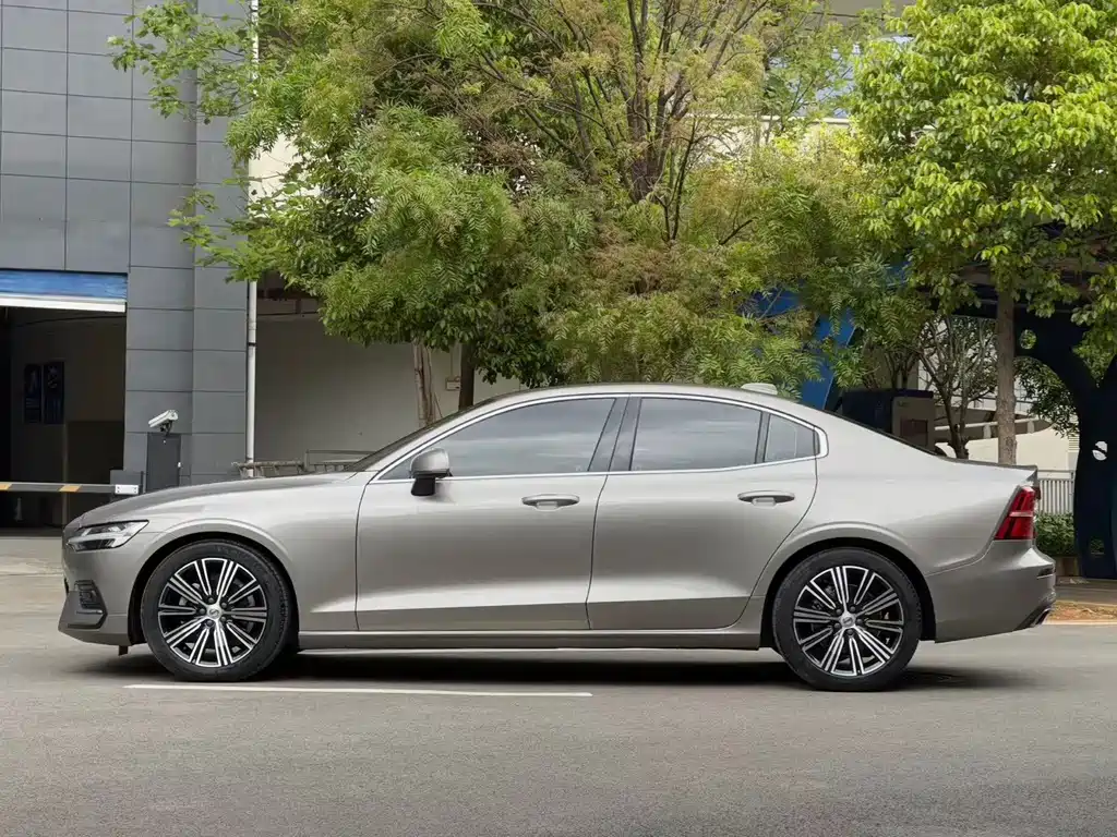 Volvo S60 2022 B4 Luxury