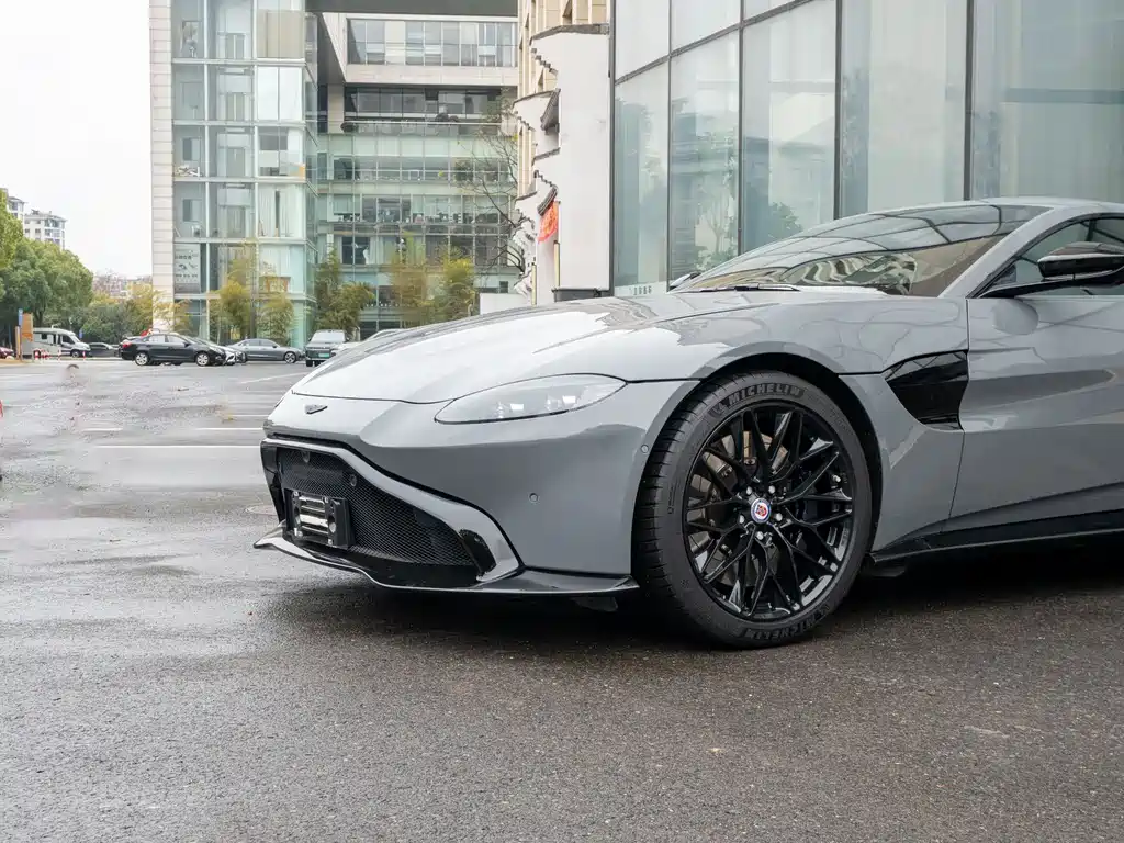 ASTON MARTIN V8 VANTAGE