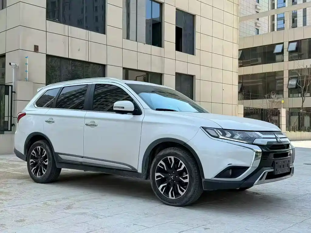 Mitsubishi Outlander 2021 2.4L 7 мест