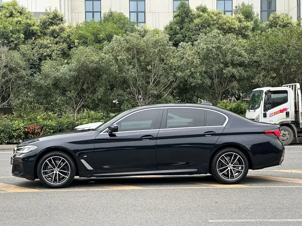 BMW 5 Series — миниатюра 7