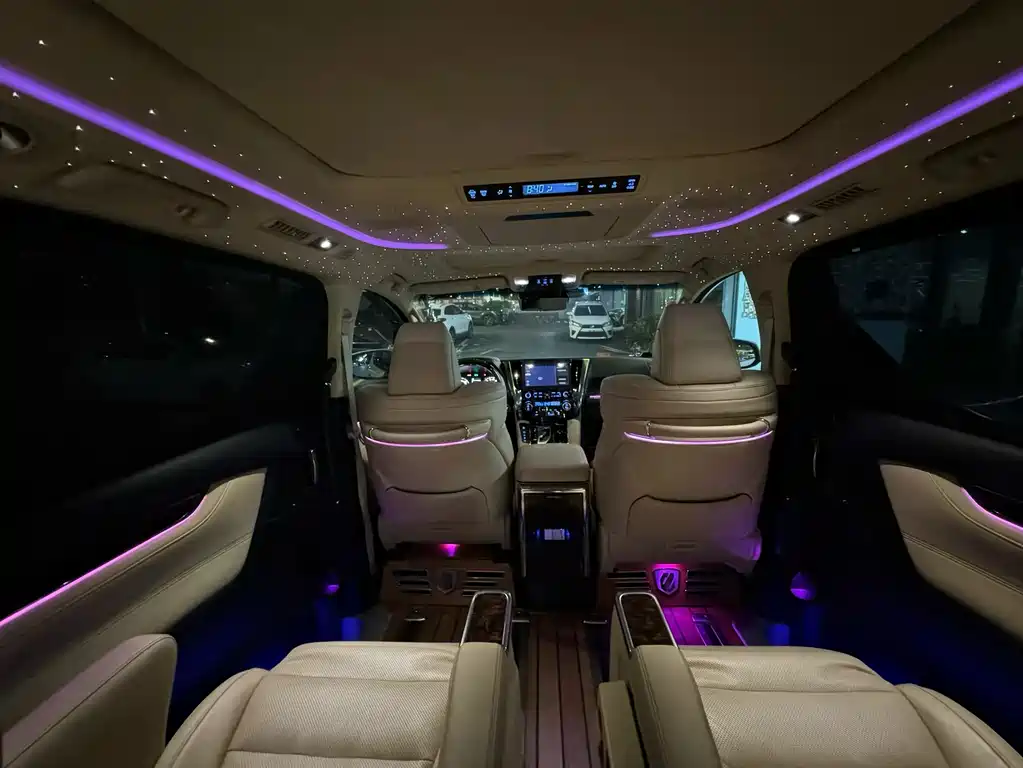 Toyota Alphard — миниатюра 8