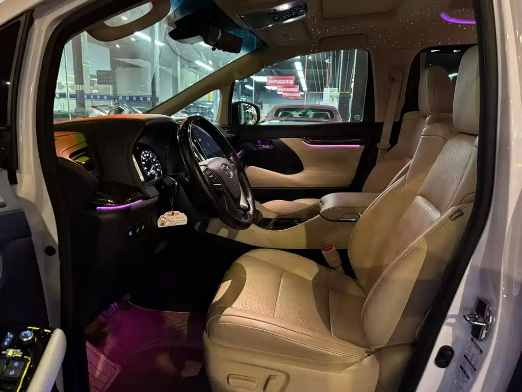 Toyota Alphard — миниатюра 3
