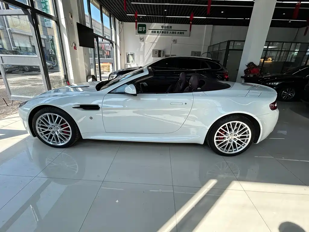 Aston Martin V8 Vantage 2011 4.7L Sportshift Roadster