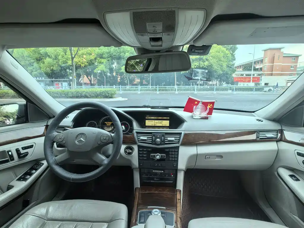 Mercedes-Benz E-Class — миниатюра 14