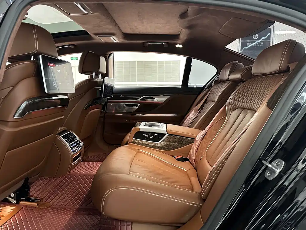 BMW 7 Series — миниатюра 14