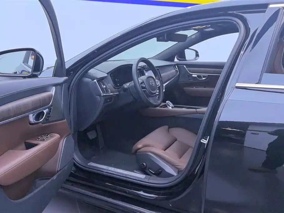 Volvo S90 2025 B5 Luxury