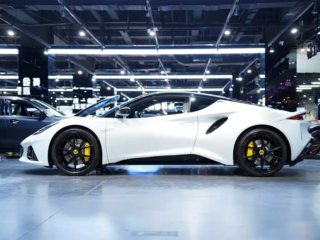 Lotus Emira — миниатюра 7