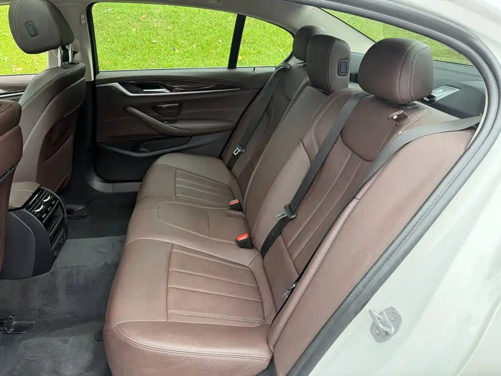 BMW 5 Series — миниатюра 12