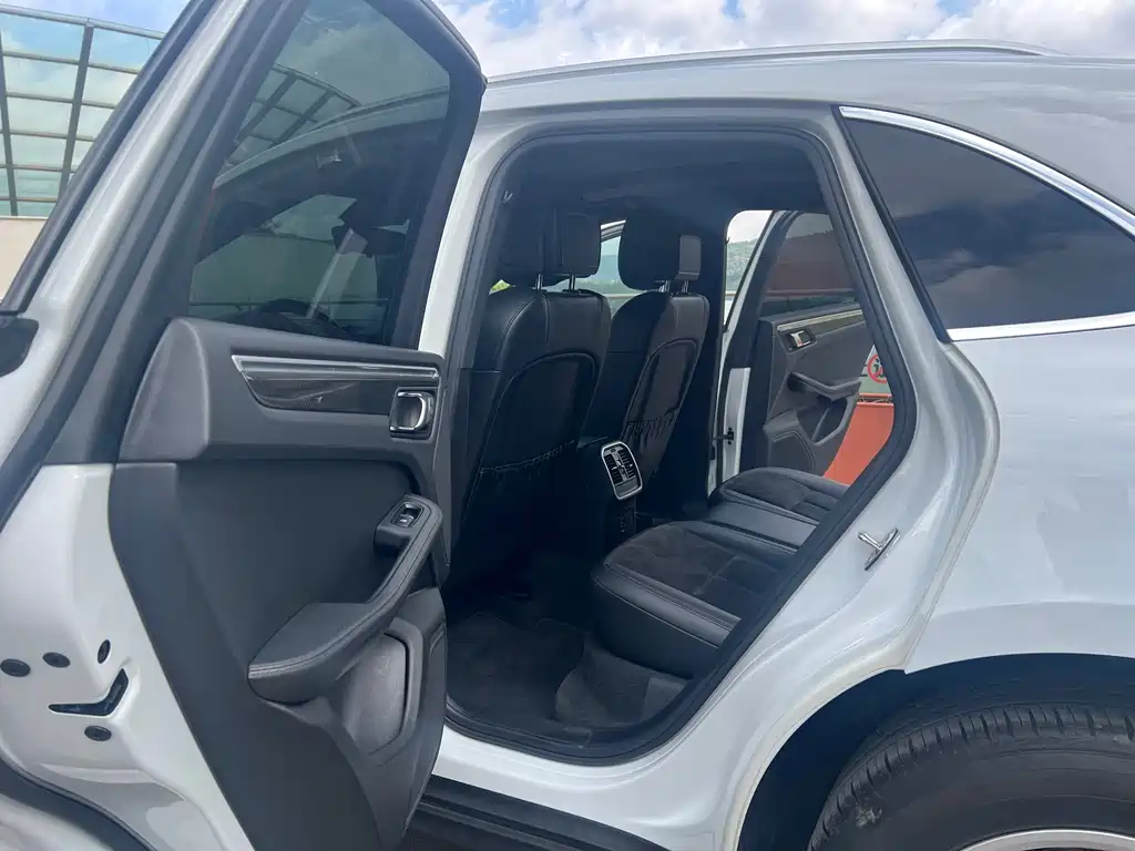 PORSCHE MACAN