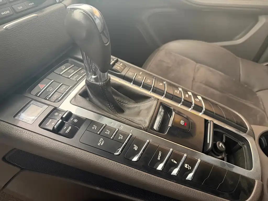PORSCHE MACAN