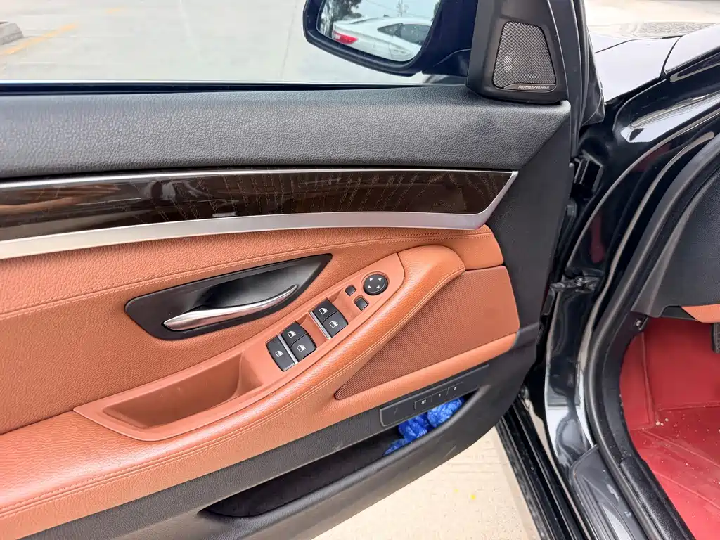 BMW 5 Series — миниатюра 7