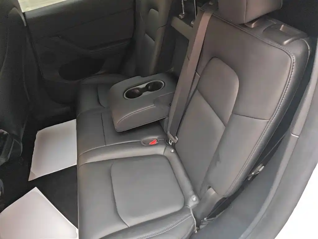 Tesla Model Y — миниатюра 17