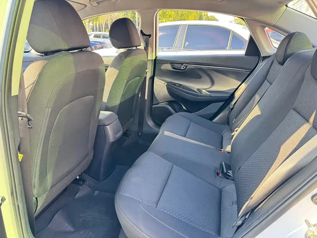 Hyundai Elantra — миниатюра 10