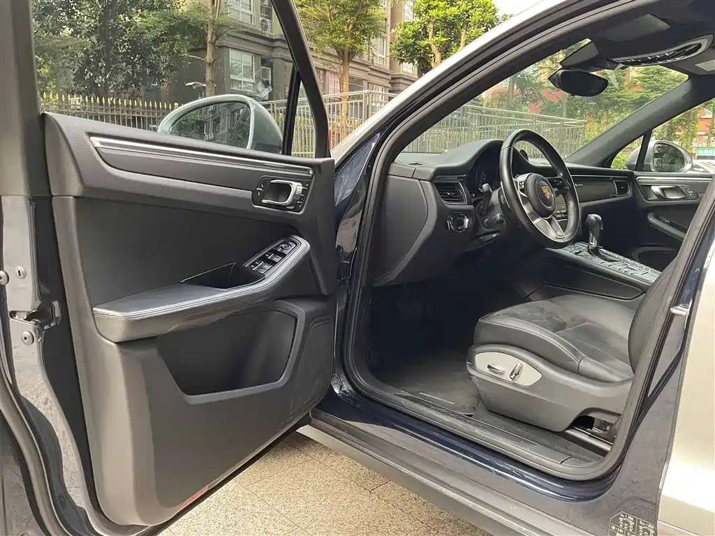 PORSCHE MACAN