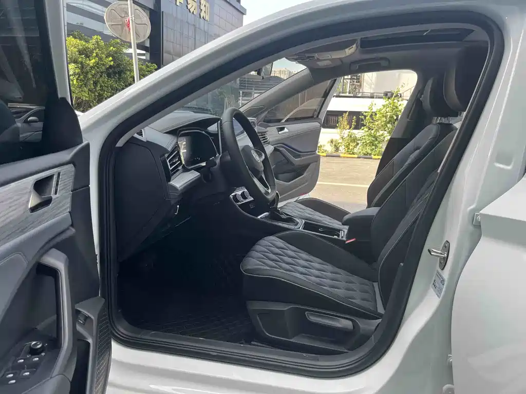 Volkswagen Sagitar 2025 300TSI DSG
