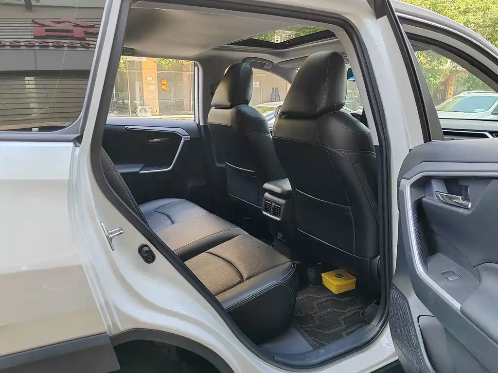 Toyota RAV4 — миниатюра 10