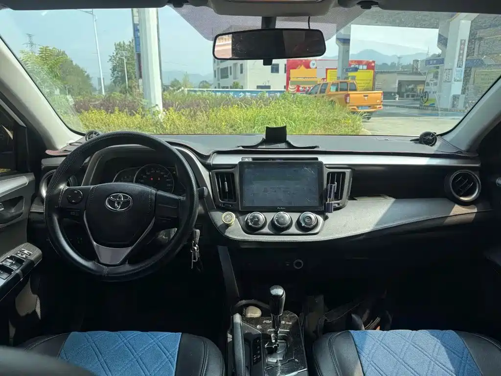 Toyota RAV4 — миниатюра 5