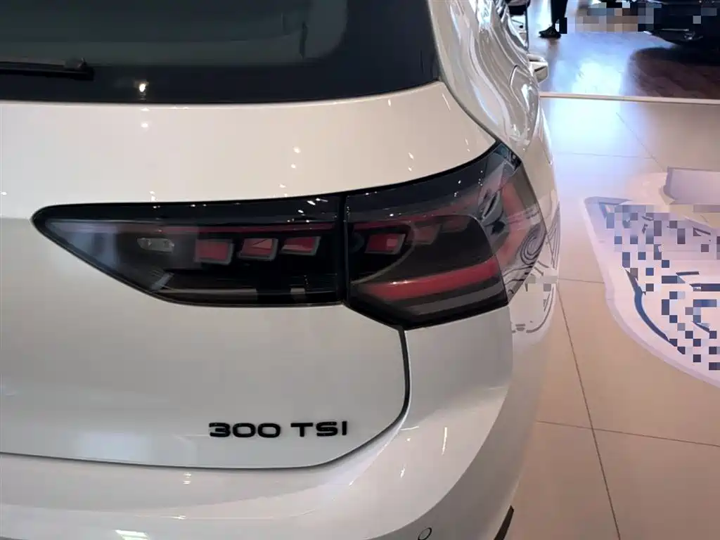 Volkswagen Golf 2025 300TSI R-Line