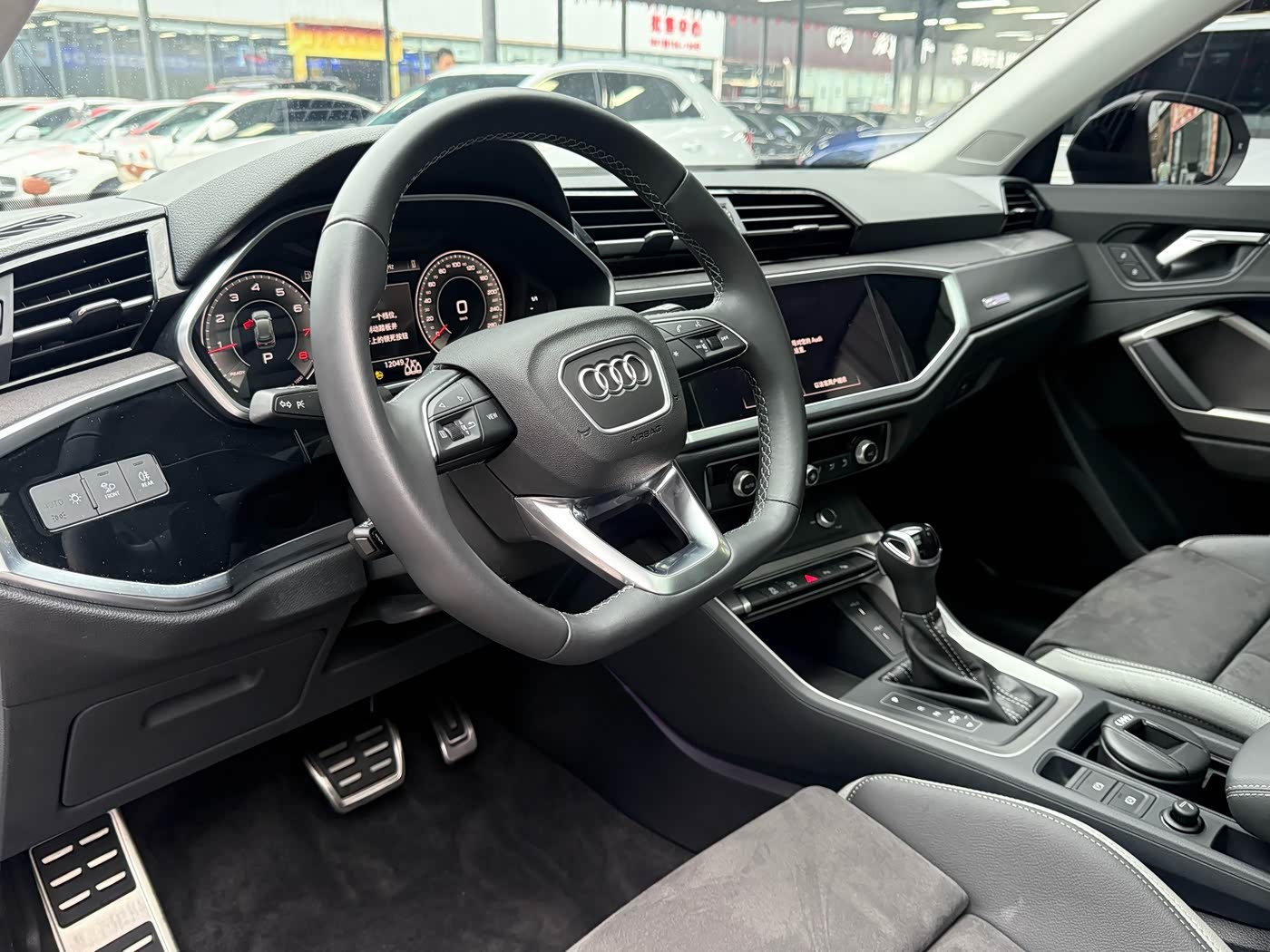 Audi Q3 1.4 л 2023 г. Белый, пробег 33000 км