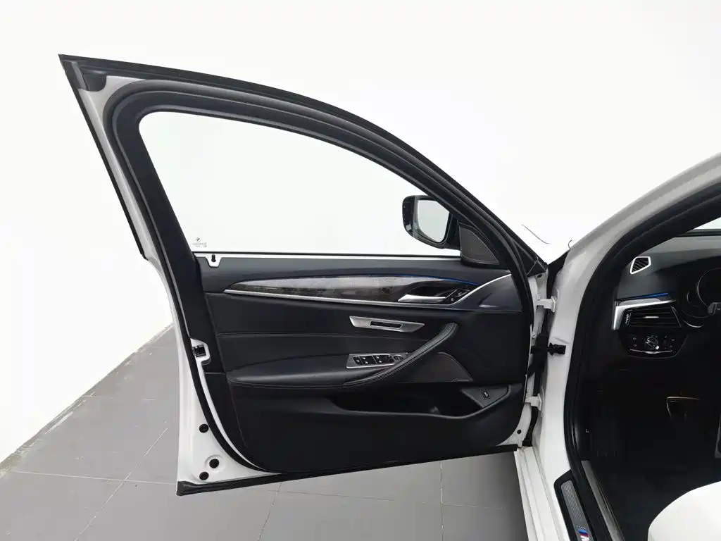 BMW 5 Series — миниатюра 8