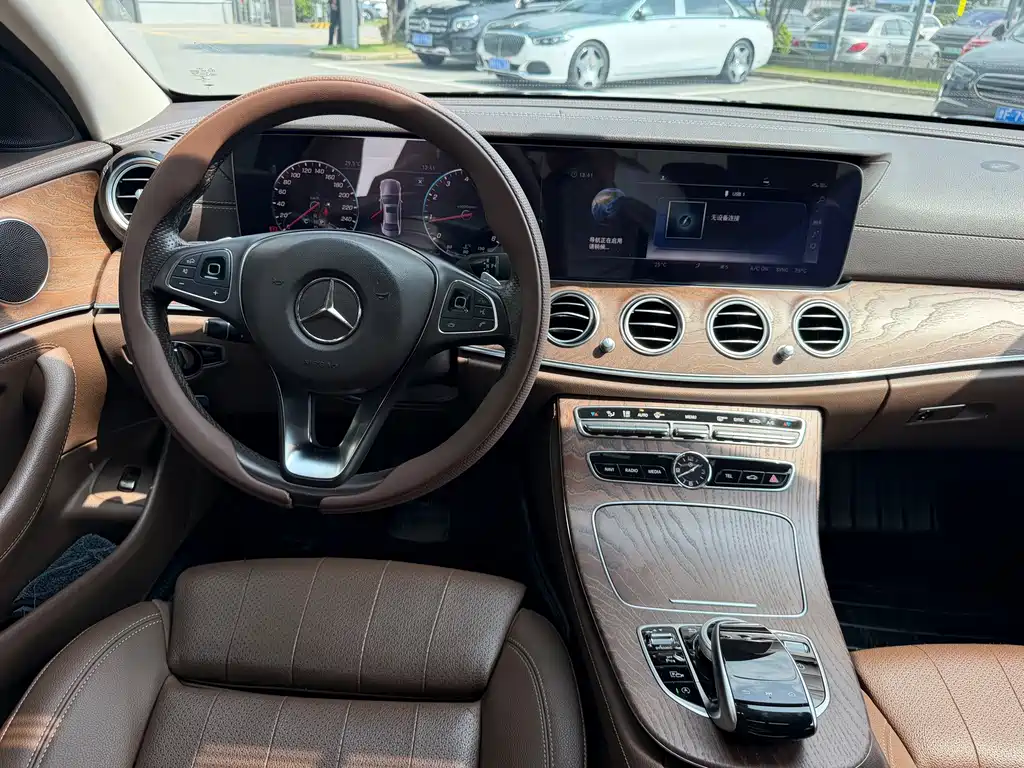 Mercedes-Benz E-Class — миниатюра 12