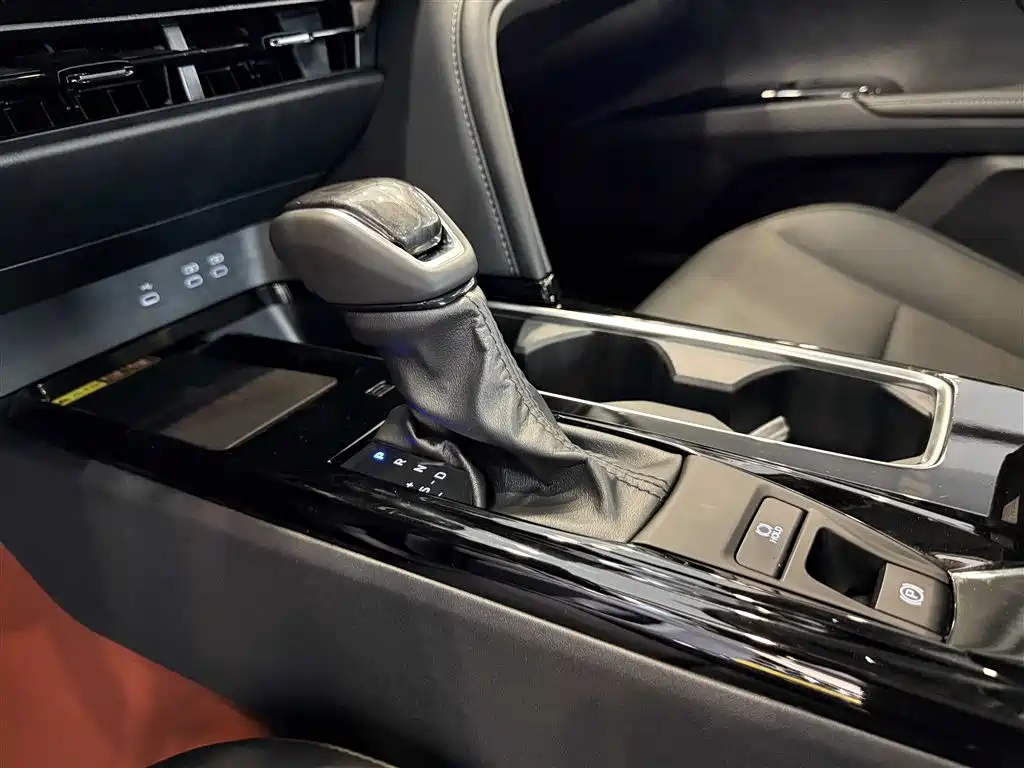 Toyota Camry — миниатюра 17