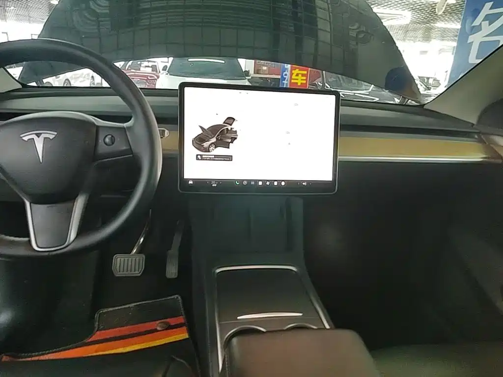 Tesla Model Y — миниатюра 13