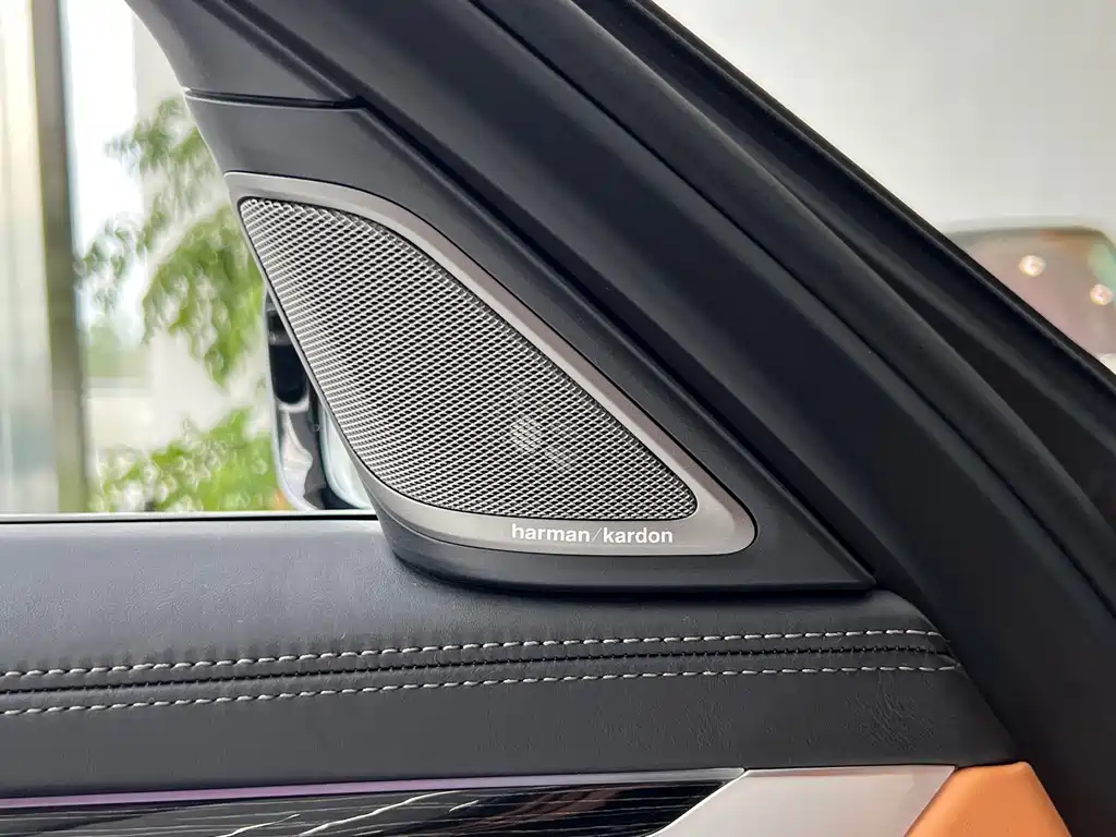 BMW 7 Series — миниатюра 13