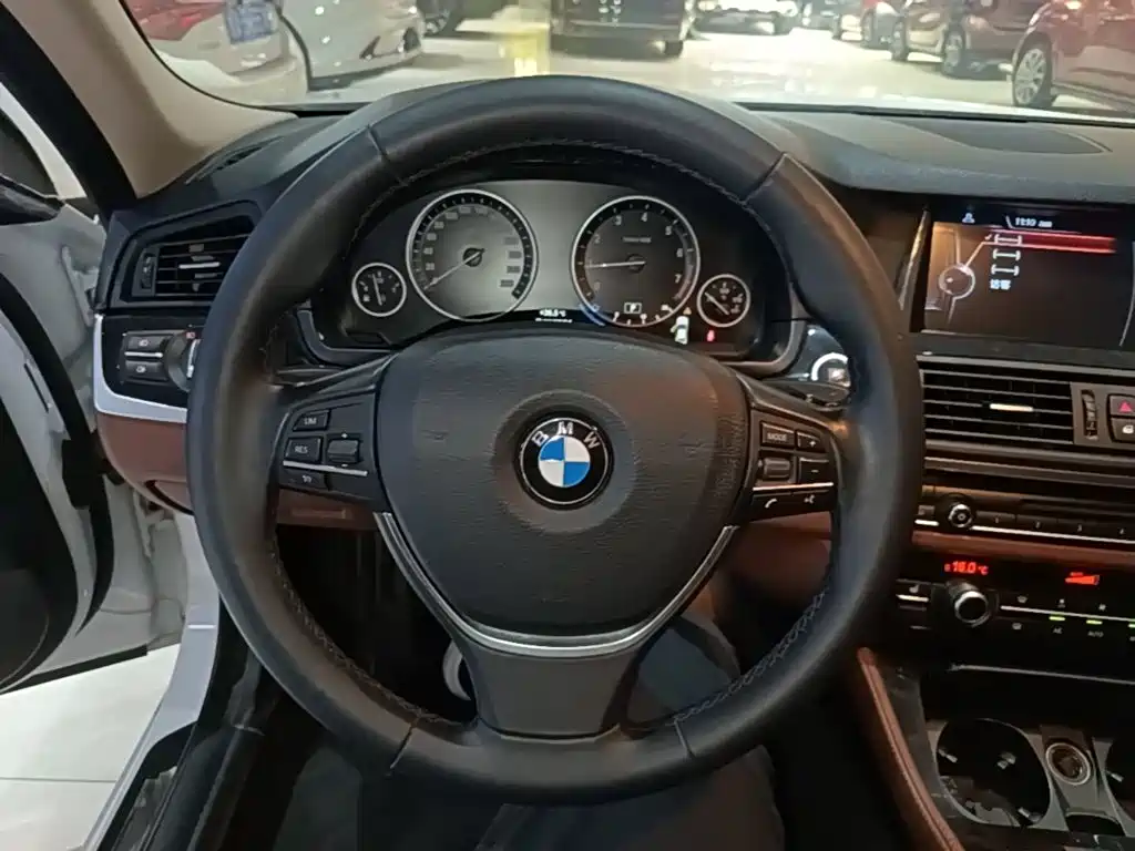 BMW 5 Series — миниатюра 11