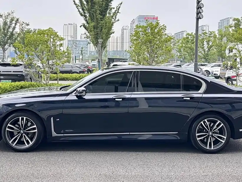 BMW 7 Series — миниатюра 3