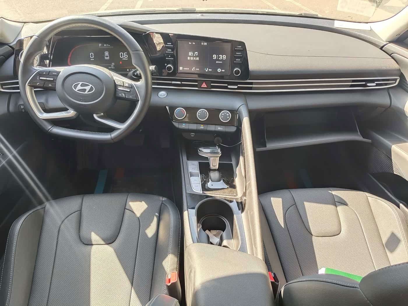Hyundai Elantra 1.5 л 2024 г. Белый, пробег 15000 км