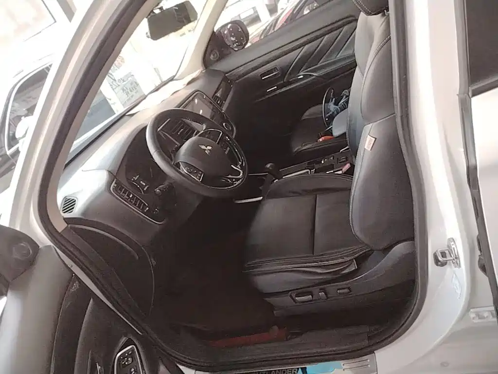 Mitsubishi Outlander — миниатюра 16