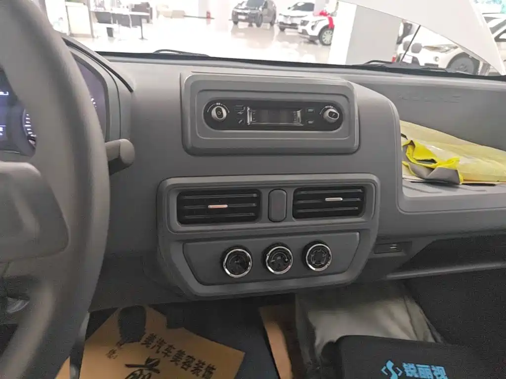 Wuling Yangguang — миниатюра 13