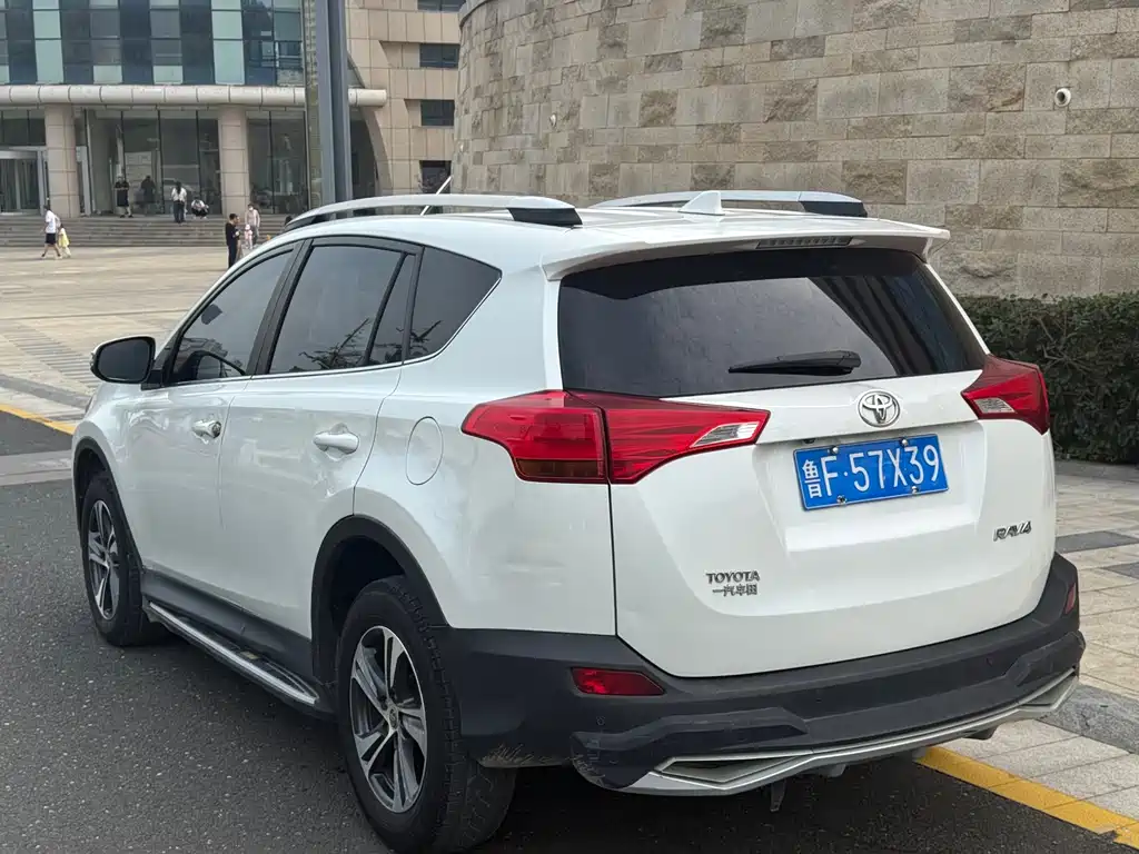 Toyota RAV4 — миниатюра 6