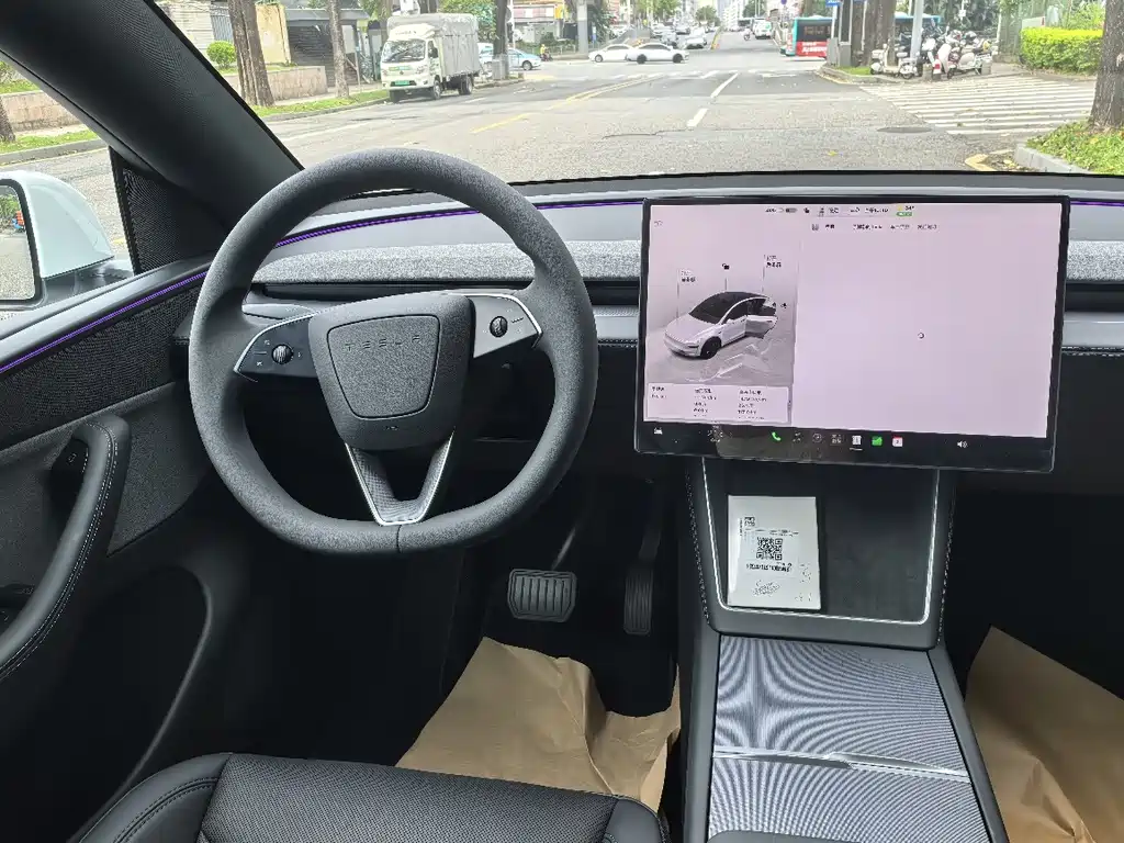 Tesla Model Y — миниатюра 6