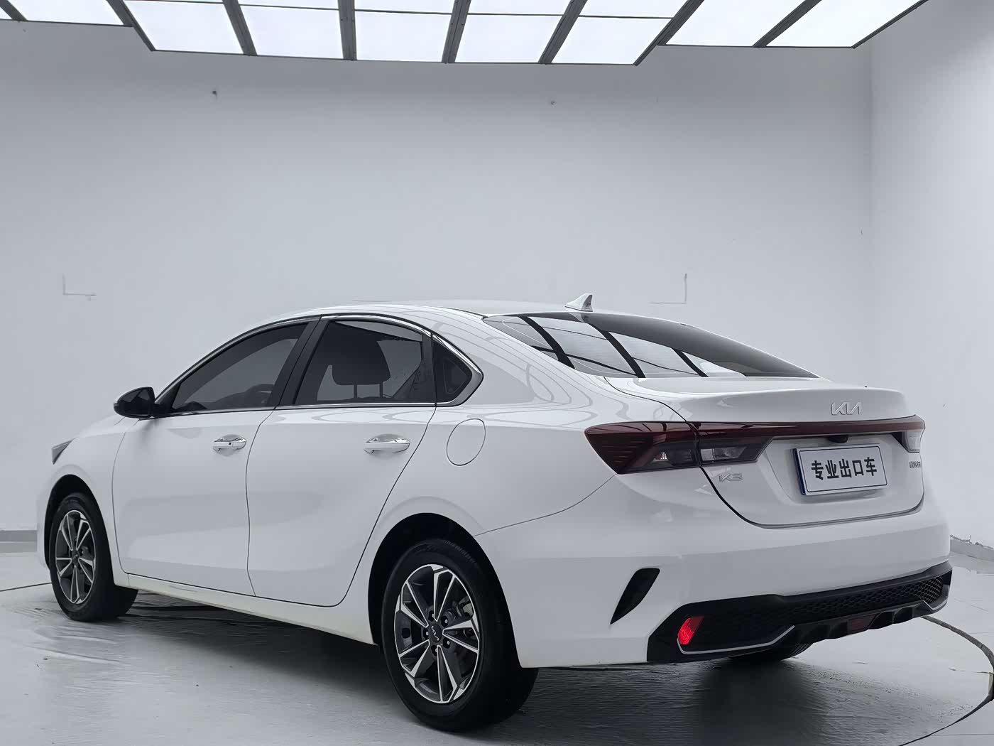 Kia K3 1.5 л 2023 г. Белый, пробег 24000 км