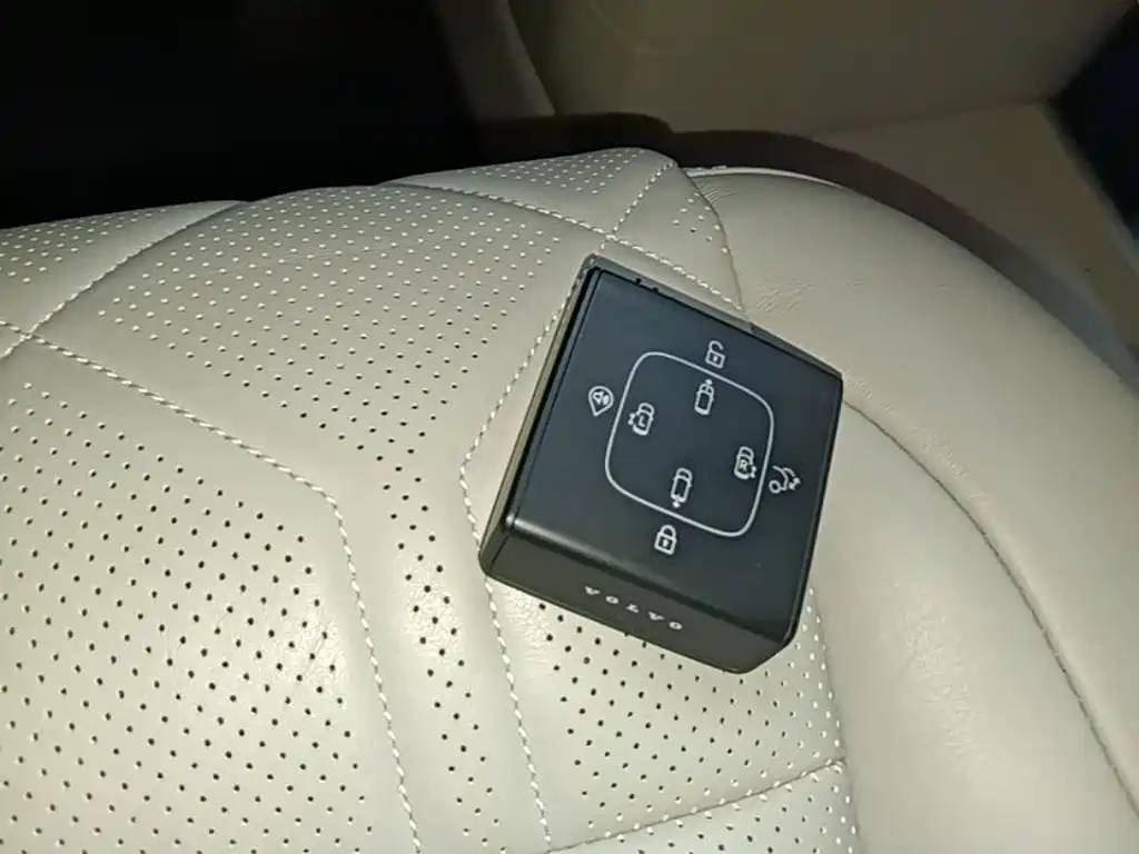Volvo EM90 2025 Ultra мест