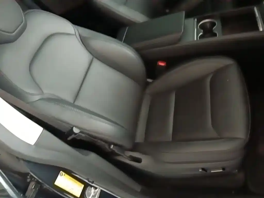 Tesla Model Y — миниатюра 25