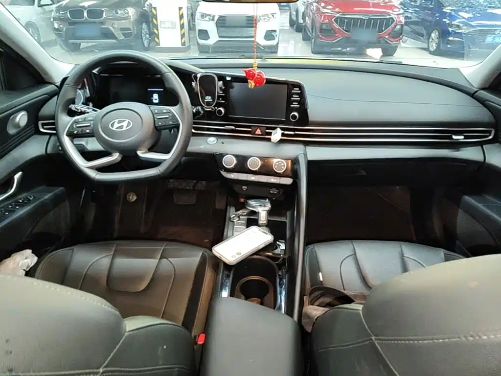 Hyundai Elantra — миниатюра 10