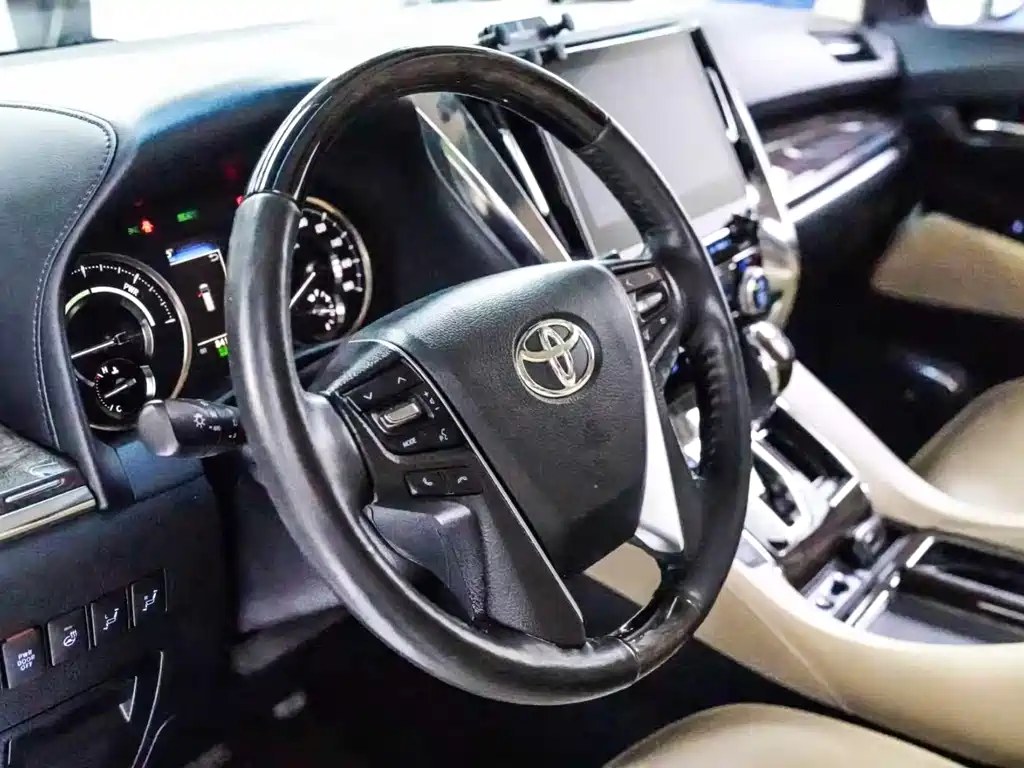 Toyota Alphard — миниатюра 9