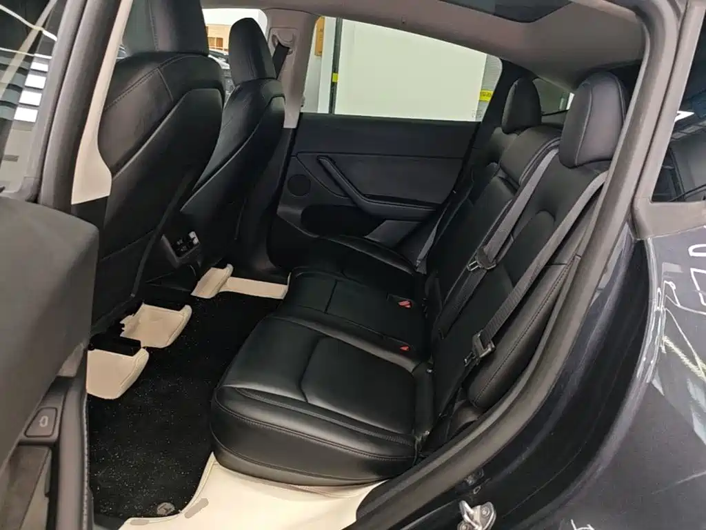 Tesla Model Y — миниатюра 17