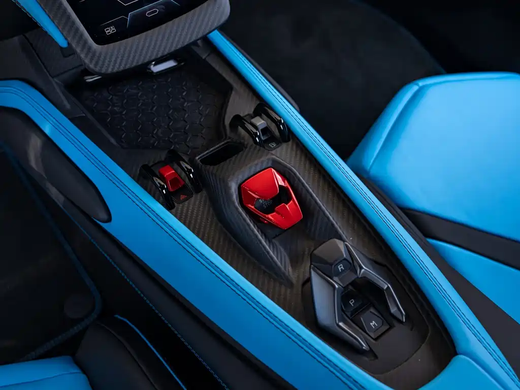 LAMBORGHINI REVUELTO